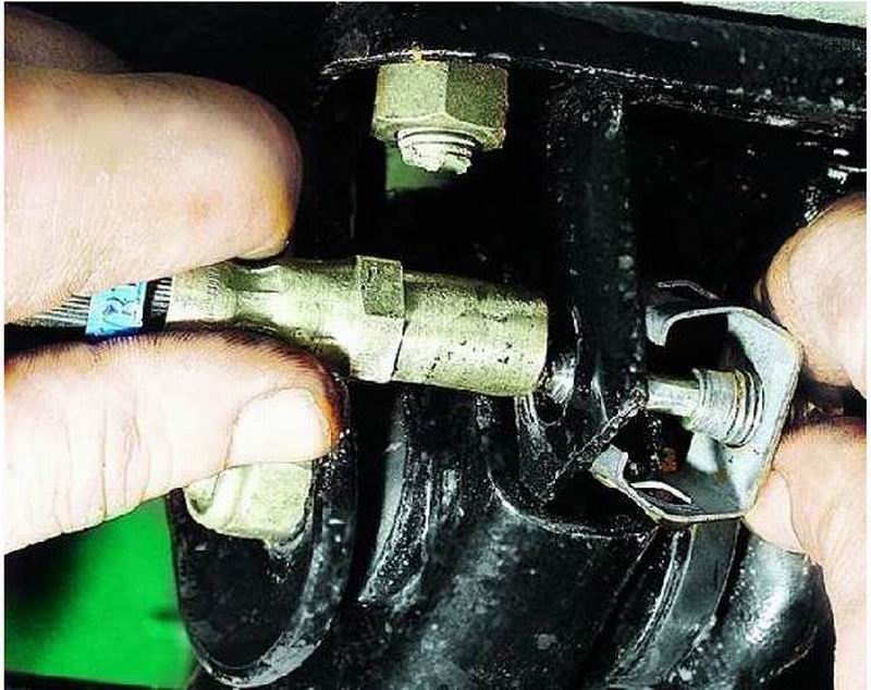 Соединитель тормозных трубок 2110. Замена заднего тормозного шланга ваз. Замена заднего тормозного шланга ваз. Ваз 2111 задние тормозные трубки. Замена заднего тормозного шланга ваз.